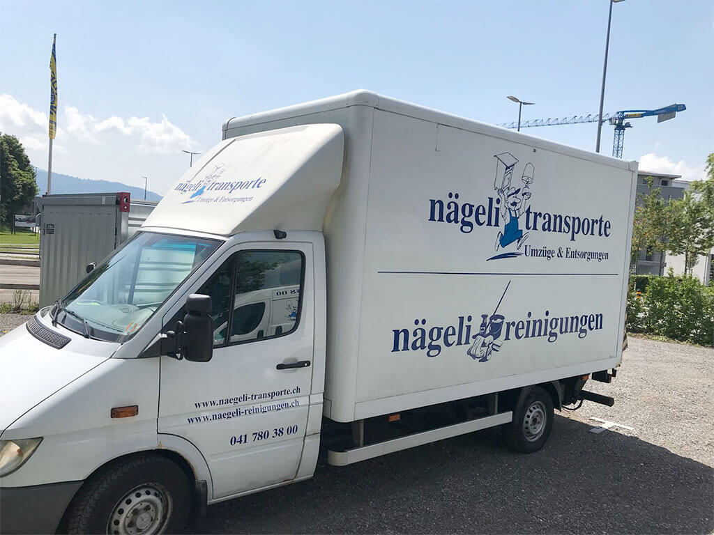 Transporter von nägeli transporte mit der Aufschrift Umzüge und Entsorgungen